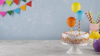 doğum günü pastası, balonlar ve süsler