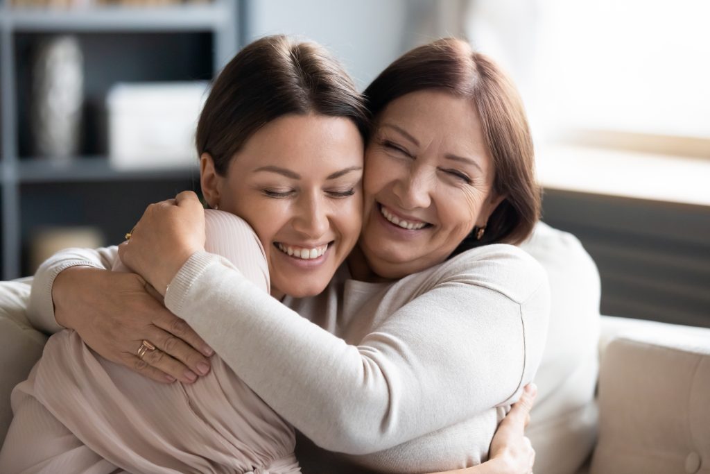 Birbirlerine Sarılan ve Gülümseyen Anne Kız