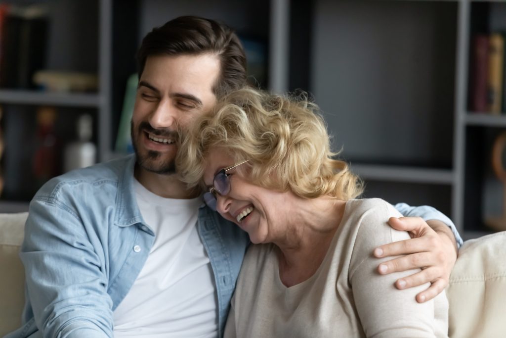 anne ve oğlu sarılarak gülüyor