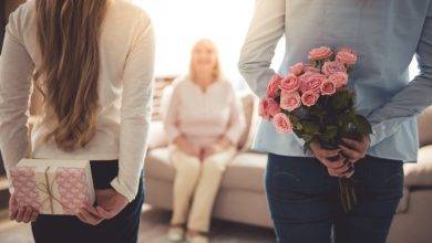 çiçek ve hediye tutan çocuklar, heyecanla bekleyen anne